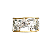 Nepravidelný květinový prsten s dutým vzorem