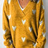 Roztomilý svetr s opakujícím se vzorem srdíček a výstřihem do V
