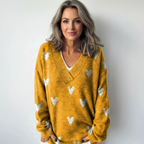 Roztomilý svetr s opakujícím se vzorem srdíček a výstřihem do V