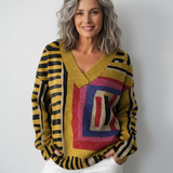 Žlutý svetr s abstraktním obrázkem a blokovým vzorem, výstřih do V