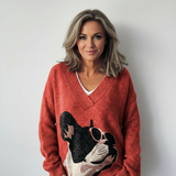 Dekorativní vzor francouzského buldoka s brýlemi na červeném pozadí - pletený svetr s výstřihem do V