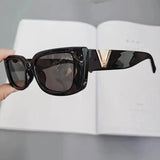 Fialové sluneční brýle